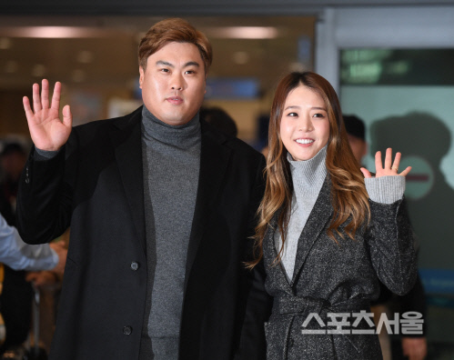미국 프로야구 류현진이 지난 11월 14일 인천국제공항을 통해 귀국한 후 부인 배지현씨와 인사를 하고 있다. 인천 | 최승섭기자 thunder@sportsseoul.com
