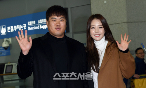 류현진 배지현 부부가 인천국제공항을 통해 출국하고 있다.(스포츠서울 DB)