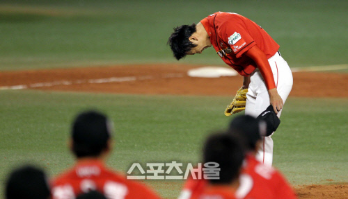 SK 김광현이 지난 2010년 한국시리즈에서 우승 직후 포수 박경완에게 허리 숙여 인사하고 있다. (스포츠서울DB)