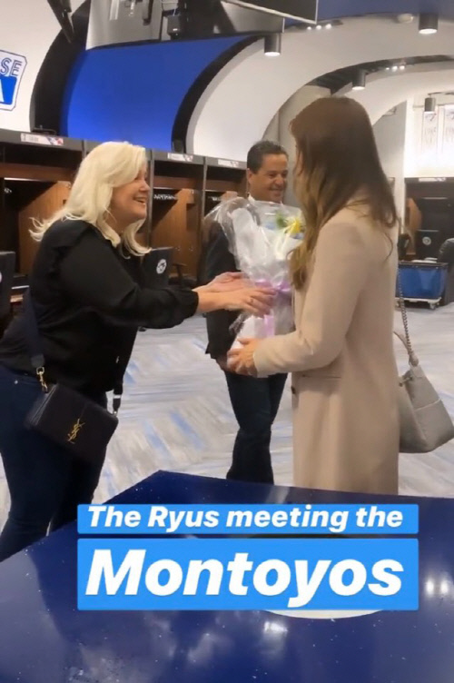 토론토 구단 관계자가 류현진 아내 배지현 씨에게 꽃다발을 전달하고 있다. 사진 | 토론토 공식SNS