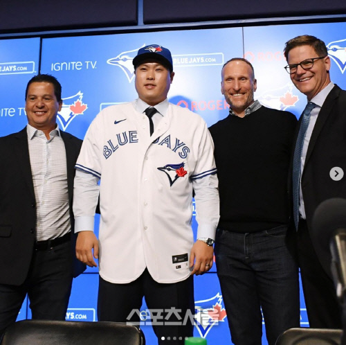 토론토 입단 기자회견 당시 류현진(가운데). 캡처 | 류현진 인스타그램