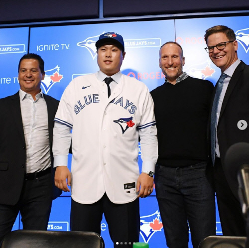 토론토 입단 기자회견 당시 류현진(가운데). 캡처 | 류현진 인스타그램