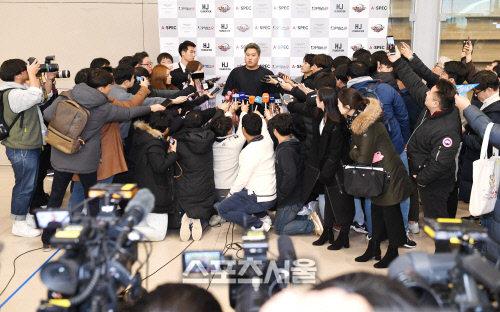 메이저리그 토론토 블루제이스로 이적한 류현진이 30일 오후 인천국제공항 제2터미널을 통해 아내 배지현 전 아나운서와 함께 귀국한 뒤 취재진과 인터뷰를 하고 있다. 토론토 블루제이스와 4년 총액 8,000만달러에 계약한 류현진은 새 시즌부터 토론토의 에이스로 활약할 전망이다. 인천국제공항 | 박진업기자 upandup@sportsseoul.com