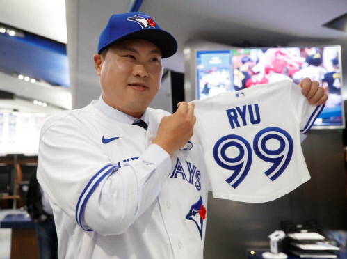 류현진이 ‘코리안 몬스터 주니어’ 유니폼을 들고 밝은 표정으로 포즈를 취하고 있다. 캡처 | 스포츠넷 캐나다