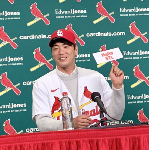 김광현이 18일(한국시간) 미국 세인트루이스 부시스타디움에서 열린 입단식에서 ‘Hello ST’라고 쓰인 팻말을 들어올리며 친근감을 피력하고 있다.캡처|데릭S굴드 트위터