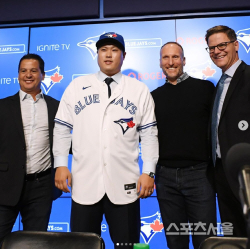 토론토 입단 기자회견 당시 류현진(가운데). 캡처 | 류현진 인스타그램