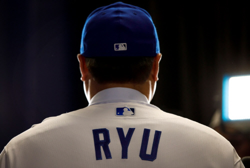 입단 기자회견장에서 새 유니폼을 입은 류현진. 출처=EPSN