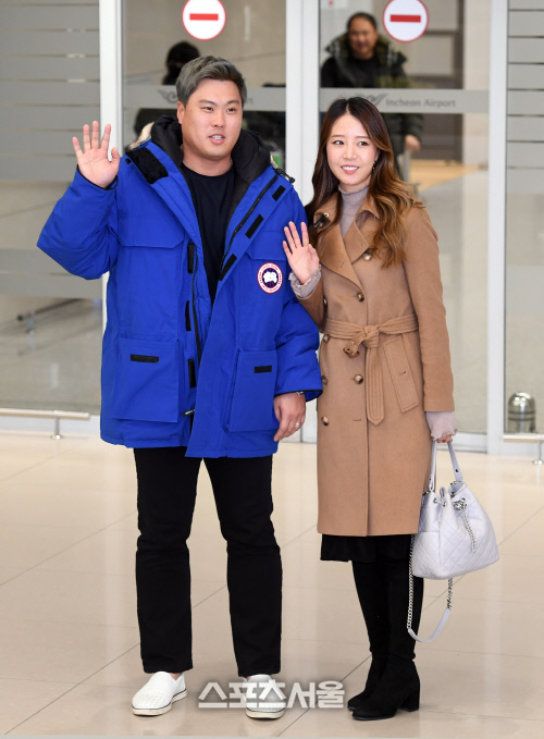 메이저리그 토론토 블루제이스로 이적한 류현진(왼쪽)이 30일 오후 인천국제공항 제2터미널을 통해 아내 배지현 전 아나운서와 함께 귀국하고 있다. 토론토 블루제이스와 4년 총액 8,000만달러에 계약한 류현진은 새 시즌부터 토론토의 에이스로 활약할 전망이다. 인천국제공항 | 박진업기자 upandup@sportsseoul.com