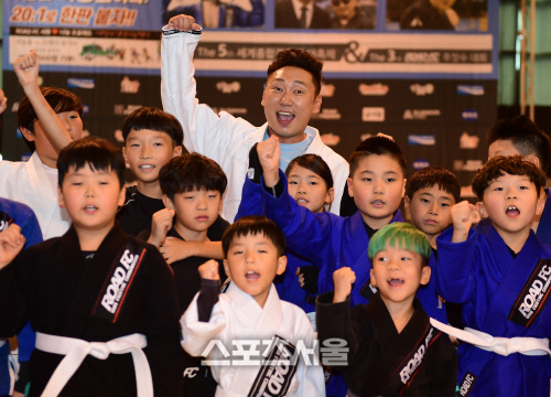 ‘제5회 WFSO 세계종합격투기 대축제’ 및 ‘제3회 ROAD FC 주짓수 대회’에서 개그맨 이승윤이 퍼포먼스를 펼친 후 어린이들과 기뻐하고 있다. 이주상기자 rainbow@sportsseoul.com