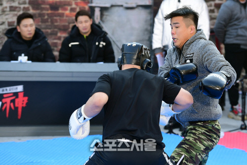 지난 8일 서울 마포구 홍대입구에서 ‘맞짱의 신’ 촬영이 진행됐다. 김세영(오른쪽)이 한 참가자와 대결을 벌이고 있다. 이주상기자 rainbow@sportsseoul.com