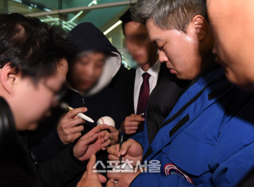 메이저리그 토론토 블루제이스로 이적한 류현진이 30일 오후 인천국제공항 제2터미널을 통해 귀국한 뒤 팬들에게 사인을 해주고 있다. 인천국제공항 | 박진업기자 upandup@sportsseoul.com