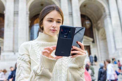 LG전자가 글로벌 출시한 듀얼스크린 스마트폰 ‘G8X’.  제공 | LG전자