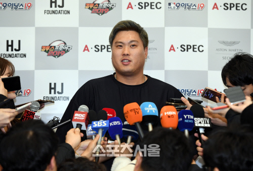 메이저리그 토론토 블루제이스로 이적한 류현진이 30일 오후 인천국제공항 제2터미널을 통해 아내 배지현 전 아나운서와 함께 귀국한 뒤 취재진과 인터뷰를 하고 있다. 인천국제공항 | 박진업기자 upandup@sportsseoul.com