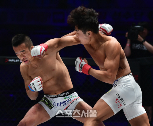 대구에서 열린 로드FC 055에서 챔피언 이정영이 도전자인 박해진을 1라운드에서 KO시키고 있다. 이주상기자 rainbow@sportsseoul.com