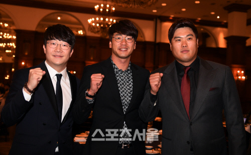 양현종, 김광현, 류현진이 스포츠서울 올해의상 시상식장에 참석해 포즈를 취하고 있다. 최승섭기자 thunder@sportsseoul.com