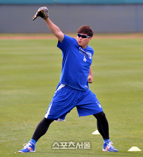 LA다저스 소속이던 류현진이 지난 2016년 가벼운 피칭으로 몸상태를 점검하고 있다. 강영조기자kanjo@sportsseoul.com