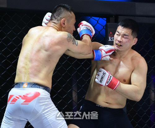 12월에 열린 로드FC 057 메인이벤트에서 남의철(오른쪽)과 신동국이 펀치를 교환하고 있다. 이주상기자 rainbow@sportsseoul.com