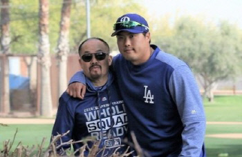 김용일 트레이닝 코치가 류현진과 함께 사진을 찍고 있다. | 김용일 코치 제공