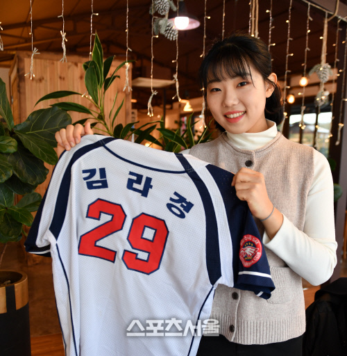 서울대학교 합격한 여자야구 국가대표 에이스 김라경. 지난달 29일 경기도 남양주시 한 카페에서 진행한 스포츠서울과 신년인터뷰에서 자신이 야구에 입문한 첫 소속팀 계룡시 리틀야구단 시절 입은 등번호 29 유니폼을 들어올리며 포즈를 하고 있다. 남양주 | 강영조기자kanjo@sportsseoul.com