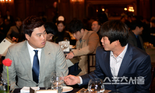 2013년 12월 5일 논현동 임피리얼팰리스호텔에서 ‘2013 프로야구 스포츠토토 올해의 상’ 시상식이 열렸다. 시상식 전 류현진(LA다저스)이 SK 김광현과 이야기를 나누고 있다. 최승섭기자 thunder@sportsseoul.com