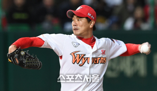 SK 시절 김광현이 다부진 표정으로 슬라이더를 던지고 있다. 김도훈기자 dica@sportsseoul.com