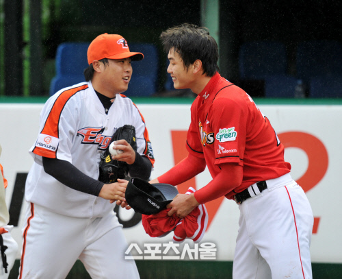 23일 대전 한밭야구장에서 열린 2010 프로야구 SK-한화의 경기가 우천취소되자 SK 김광현(오른쪽)이 류현진에게 악수를 청하고 있다. (스포츠서울 DB)