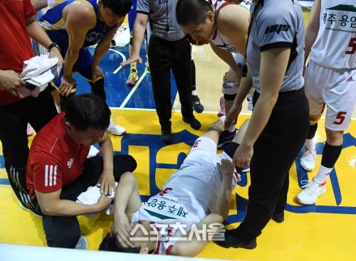 오리온 박상오(가운데)가 3일 잠실실내체육관에서 열린 2019-2020 프로농구 서울 삼성과 고양 오리온의 경기에서 삼성 닉 미네라스와 부딪혀 넘어진 뒤 고통스러워 하고 있다. 잠실 | 박진업기자 upandup@sportsseoul.com