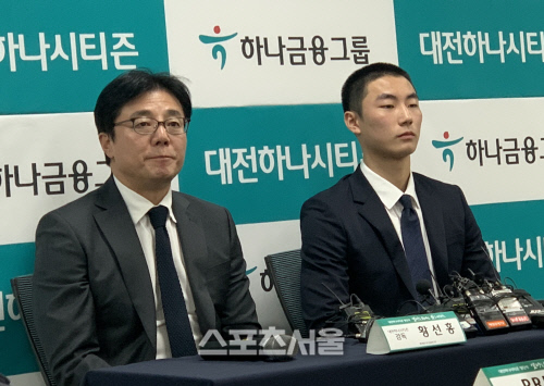 황선홍 감독과 이지솔이 인터뷰에 응하고 있다. 대전 | 정다워기자