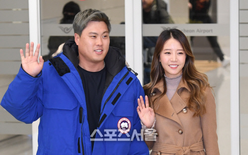 메이저리그 토론토 블루제이스로 이적한 류현진(왼쪽)이 30일 오후 인천국제공항 제2터미널을 통해 아내 배지현 전 아나운서와 함께 귀국하고 있다. 2019. 12. 30. 인천국제공항 | 박진업기자 upandup@sportsseoul.com