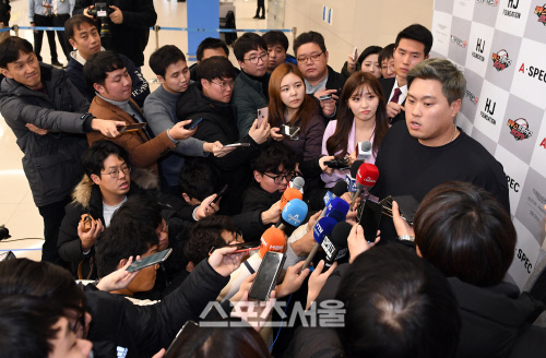 메이저리그 토론토 블루제이스로 이적한 류현진이 30일 오후 인천국제공항 제2터미널을 통해 아내 배지현 전 아나운서와 함께 귀국한 뒤 취재진과 인터뷰를 하고 있다. 박진업기자 upandup@sportsseoul.com