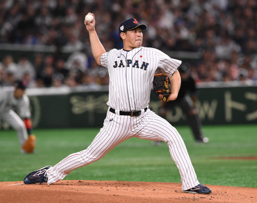 일본 야구대표팀의 야마구치 순이 17일 일본 도쿄돔에서 진행된  ‘2019 WBSC 프리미어12’ 슈퍼라운드 한국과의 결승전에서 0-3으로 뒤진 1회 역투하고있다. 도쿄(일본) | 김도훈기자 dica@sportsseoul.com