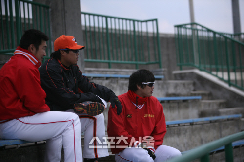 지난 2011년 당시 한화 소속이던 류현진(가운데)과 SK 김광현(오른쪽)이 일본 오키나와 평가전 도중 송은범과 함께 얘기를 나누고 있다. (스포츠서울 DB)