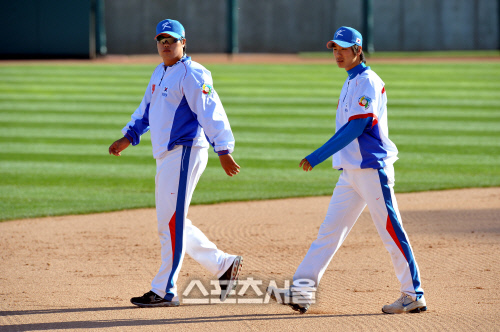 2009 WBC 국가대표팀 - LA다저스 평가전 경기를 마치고 덕아웃을 나서는 류현진(왼쪽)과 김광현. 강영조기자 kanjo@sportsseoul.com