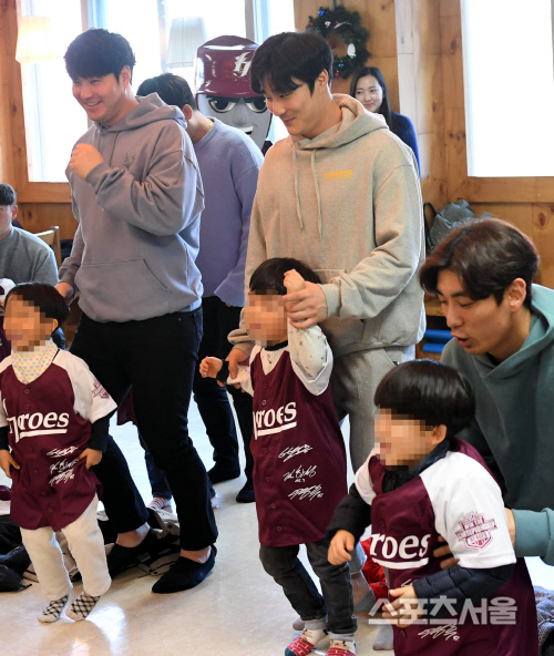 박병호와 김하성, 이정후 등 키움 히어로즈 선수단이12일 서울 양천구의 SOS어린이마을을 방문해 ‘서울 SOS어린이마을 사랑나눔 행사’ 활동을 펼치며 어린이들과 놀이를 함께하고있다. 2019.12.12. 김도훈기자 dica@sportsseoul.com
