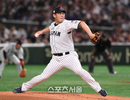 일본 야구대표팀의 야마구치 순이 17일 일본 도쿄돔에서 진행된  ‘2019 WBSC 프리미어12’ 슈퍼라운드 한국과의 결승전에서 0-3으로 뒤진 1회 역투하고있다. 도쿄(일본) | 김도훈기자 dica@sportsseoul.com