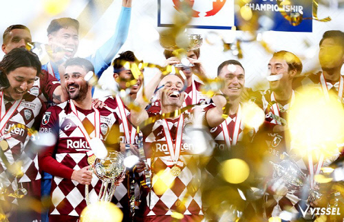 안드레스 이니에스타(가운데) 등 비셀 고베 선수들이 지난 1일 일왕배 정상에 오른 뒤 시상식에서 우승 트로피를 들고 환호하고 있다. 캡처 | 비셀 고베 구단 페이스북