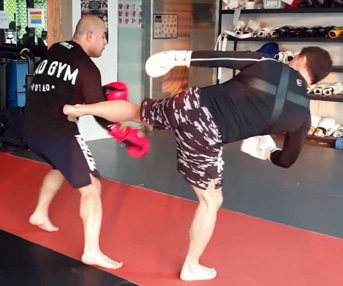박창수 사원과 정문홍 전 대표가 스파링을 하고 있다.