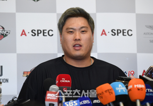 류현진. 인천국제공항 | 박진업기자 upandup@sportsseoul.com