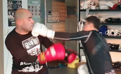 박창수 사원과 정문홍 전 대표가 스파링을 하고 있다.