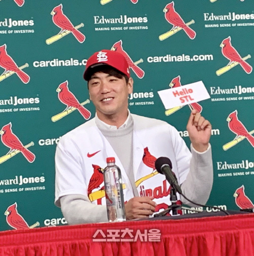 김광현이 18일(한국시간) 미국 세인트루이스 부시스타디움에서 열린 입단식에서 ‘Hello ST’라고 쓰인 팻말을 들어올리며 친근감을 피력하고 있다.캡처|데릭S굴드 트위터