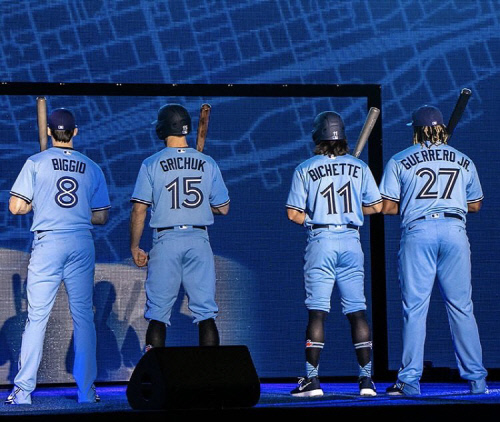 토론토 선수단이 새 유니폼을 입고 팬페스트 무대에 섰다. 제공 | 토론토 공식 SNS