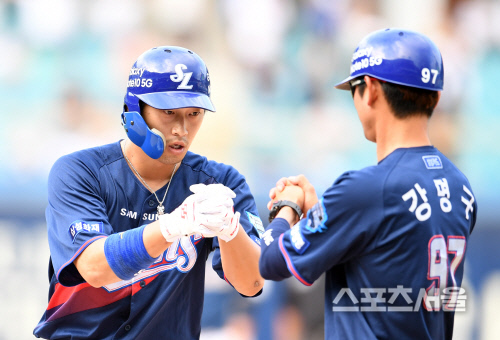 삼성 이학주(왼쪽)가 지난해 9월 8일 대구삼성라이온즈파크에서 열린 2019 KBO리그 삼성과 NC의 경기 8회말 무사 2.3루상황에서 NC 원종현을 상대로 재역전 1타점 적시타를 친 뒤 강명구 코치와 주먹을 맞대고 있다. 대구 | 박진업기자 upandup@sportsseoul.com
