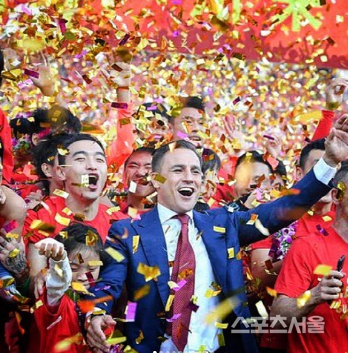 파비오 칸나바로 감독과 광저우 헝다 선수들이 2019시즌 우승을 자축하고 있다. 출처 | 파비오 칸나바로 SNS