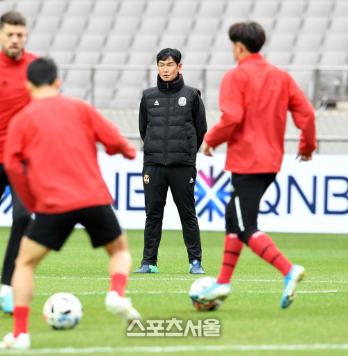 FC서울의 최용수 감독이 27일 오후 서울월드컵경기장에서 말레이시아 케다 FA와 AFC 챔피언스리그 본선 진출을 위한 플레이오프를 하루 앞두고 훈련을 진행하면서 선수들을 지켜보고 있다. FC서울은 28일 저녁 서울월드컵경기장에서 단판 승부로 진행되는 플레이오프에서 승리할 경우 본선에서 베이징 궈안(중국), 치앙라이 유나이티드(태국)이 속한 조별리그 E조에 포함된다. 또 다른 한 자리는 같은 날 PO를 치르는 가시마 앤틀러스(일본)와 멜버른 빅토리(호주)전 승자가 차지한다. 2020. 1. 27. 박진업기자 upandup@sportsseoul.com
