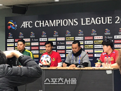 기자회견에 참석한 케다 감독과 선수.