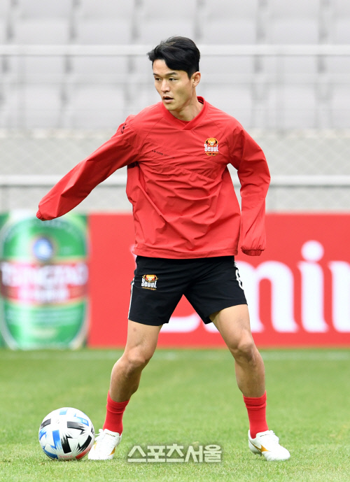 FC서울 주세종이 27일 오후 서울월드컵경기장에서 말레이시아 케다FA와 AFC 챔피언스리그 본선 진출을 위한 플레이오프를 하루 앞두고 훈련을 하고 있다.FC서울은 28일 저녁 서울월드컵경기장에서 단판 승부로 진행되는 플레이오프에서 승리할 경우 본선에서 베이징 궈안(중국), 치앙라이 유나이티드(태국)이 속한 조별리그 E조에 포함된다. 또 다른 한 자리는 같은 날 PO를 치르는 가시마 앤틀러스(일본)와 멜버른 빅토리(호주)전 승자가 차지한다. 2020. 1. 27. 박진업기자 upandup@sportsseoul.com