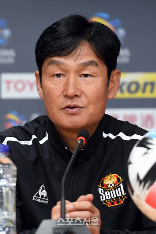 FC서울의 최용수 감독이 27일 오후 서울월드컵경기장에서 말레이시아 케다FA와 AFC 챔피언스리그 본선 진출을 위한 플레이오프를 하루 앞두고 진행된 공식 기자회견에서 취재진의 질문에 답을 하고 있다. FC서울은 28일 저녁 서울월드컵경기장에서 단판 승부로 진행되는 플레이오프에서 승리할 경우 본선에서 베이징 궈안(중국), 치앙라이 유나이티드(태국)이 속한 조별리그 E조에 포함된다. 또 다른 한 자리는 같은 날 PO를 치르는 가시마 앤틀러스(일본)와 멜버른 빅토리(호주)전 승자가 차지한다. 2020. 1. 27. 박진업기자 upandup@sportsseoul.com