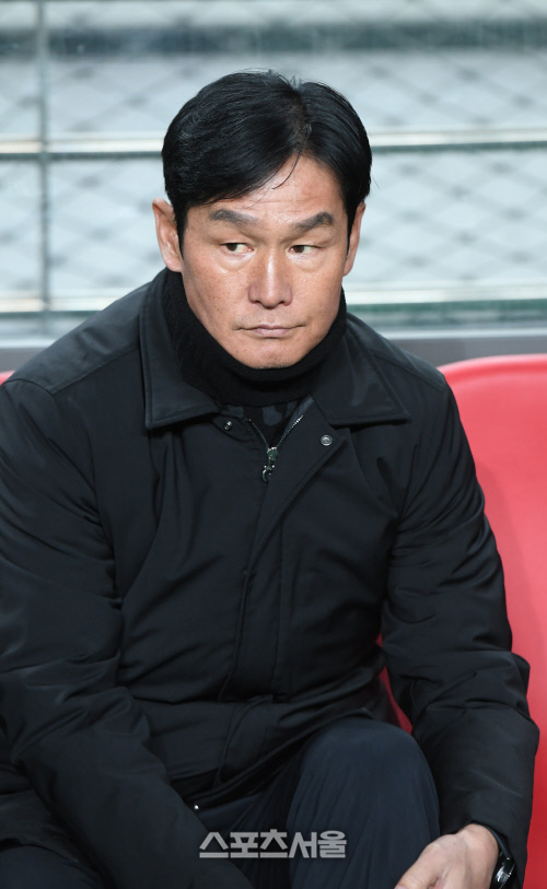 FC서울의 최용수 감독이 28일 오후 서울월드컵경기장에서 열린 AFC 챔피언스리그 플레이오프 FC서울과 케다FA(말레이시아)의 경기에 앞서 그라운드를 바라보고 있다. 2020. 1. 28. 박진업기자 upandup@sportsseoul.com