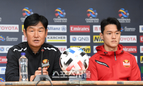 FC서울의 최용수 감독(왼쪽)과 주세종이 27일 오후 서울월드컵경기장에서 말레이시아 케다FA와 AFC 챔피언스리그 본선 진출을 위한 플레이오프를 하루 앞두고 진행된 공식 기자회견에서 취재진의 질문에 답을 하고 있다. FC서울은 28일 저녁 서울월드컵경기장에서 단판 승부로 진행되는 플레이오프에서 승리할 경우 본선에서 베이징 궈안(중국), 치앙라이 유나이티드(태국)이 속한 조별리그 E조에 포함된다. 또 다른 한 자리는 같은 날 PO를 치르는 가시마 앤틀러스(일본)와 멜버른 빅토리(호주)전 승자가 차지한다. 2020. 1. 27. 박진업기자 upandup@sportsseoul.com