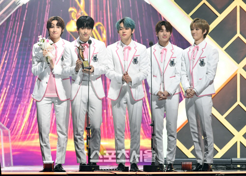 투모로우바이투게더가 30일 서울 고척스카이돔에서 열린 제29회 하이원 서울가요대상 시상식에서 신인상을 수상한 뒤 소감을 밝히고 있다. 박진업기자 upandup@sportsseoul.com